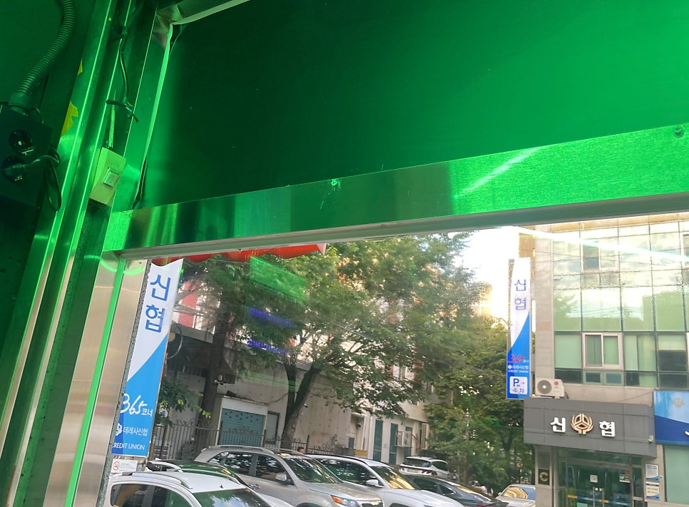 매장 유리와 바닥에 남은 얼룩 청소